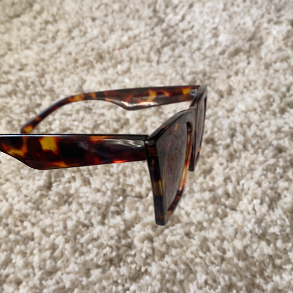 Stylish Tortoise Shell Sunglasses! - Picture 2 of 5